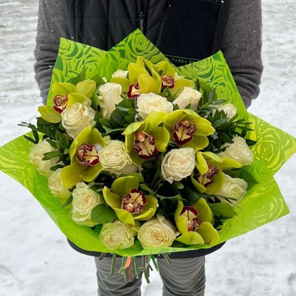 Букет "Мечта" из белых роз и орхидей - цены на доставку в Астане